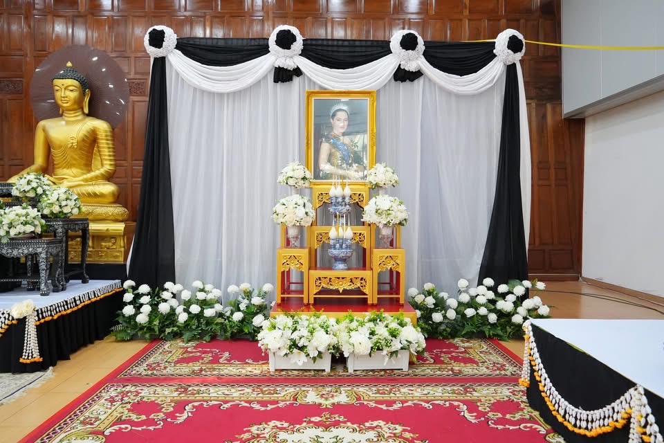 วันที่ 11 พฤศจิกายน พ.ศ. 2568 องค์การบริหารส่วนตำบลท่าไม้ พร้อมหัวหน้าส่วนราชการ พนักงานเจ้าหน้าที่องค์การบริหารส่วนตำบลท่าไม้ ร่วมกับประธานสภาฯ  รองประธานสภาฯ สมาชิกสภาฯ  กำนัน ผู้ใหญ่บ้าน และประชาชน เข้าร่วมพิธีสวดพระพุทธมนต์ถวายเป็นพระราชกุศลแด่สมเด็จพระนางเจ้าสิริกิติ์ พระบรมราชินีนาถ พระบรมราชชนนีพันปีหลวง ณ วัดหนองพระอง (ศาลาหลวงพ่อพระพุทธเมตตา) ตำบลสวนหลวง อำเภอกระทุ่มแบน จังหวัดสมุทรสาคร