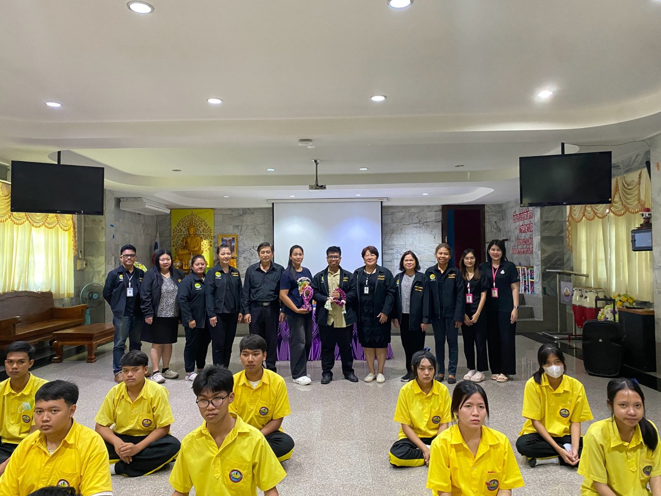 สืบสานภูมิปัญญาคุณค่าท้องถิ่น! อบต.ท่าไม้ จัดกิจกรรม “ร้อยพวงมาลัยดอกกล้วยไม้” เติมรอยยิ้มและความภาคภูมิใจให้เยาวชนบ้านปล่องเหลี่ยม